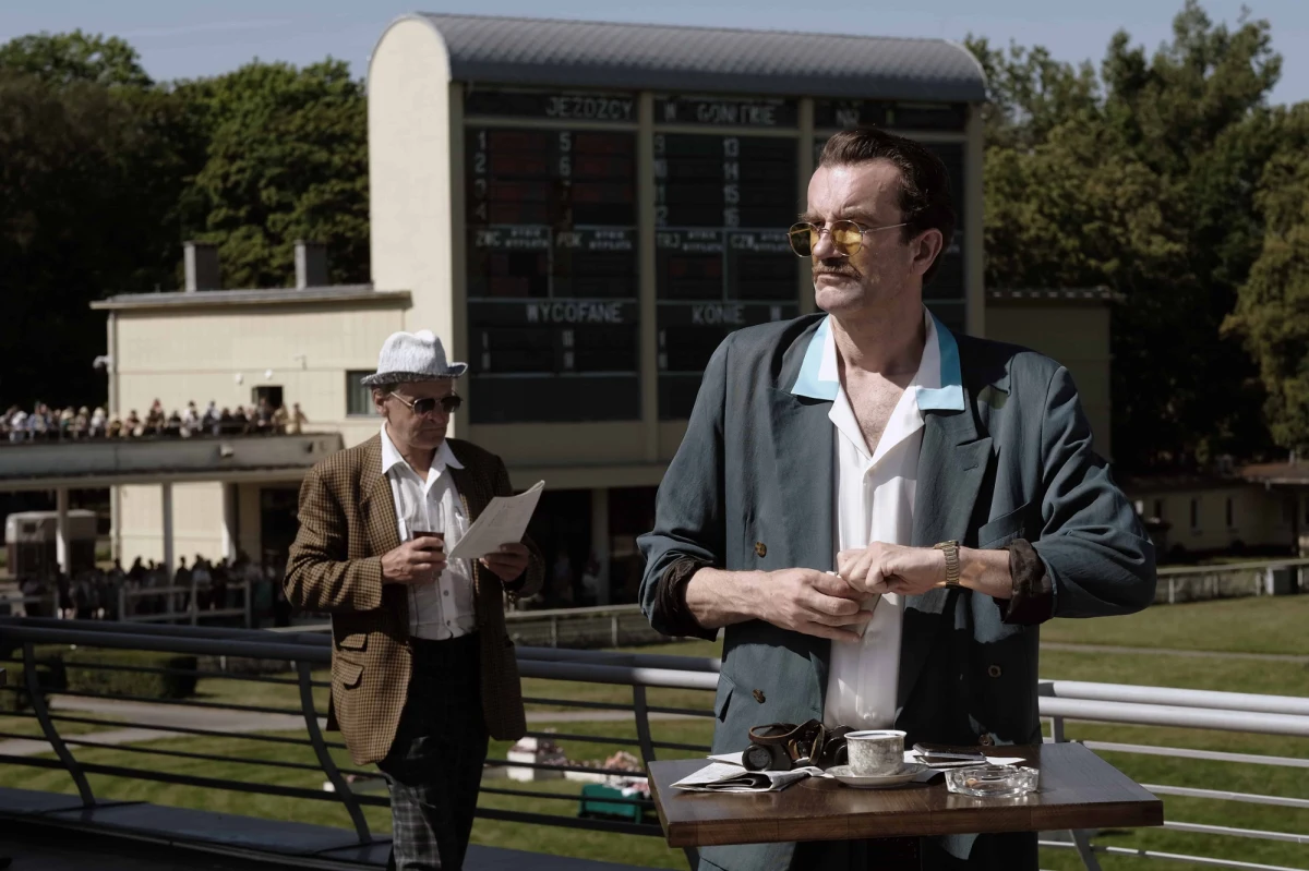 Trwają zdjęcia do produkcji "Wielka Warszawska". W obsadzie znaleźli się m.in. Tomasz Ziętek, Marcin Bosak, Tomasz Kot, Agnieszka Żulewska oraz Ireneusz Czop. Scenariusz filmu jeszcze w latach 80. wyszedł spod ręki Jana Purzyckiego, autora klasyków "Wielki Szu" i "Piłkarski poker". "Wielka Warszawska" jest powrotem do świata hazardu i przekrętów znanego już widzom z tych kultowych tytułów.