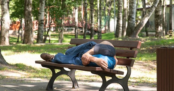 Prawie 1,5 promila alkoholu miał w organizmie 16-latek, który spał na ławce w Gdańsku. Chłopak kopał i opluł policjantów, którzy go obudzili.