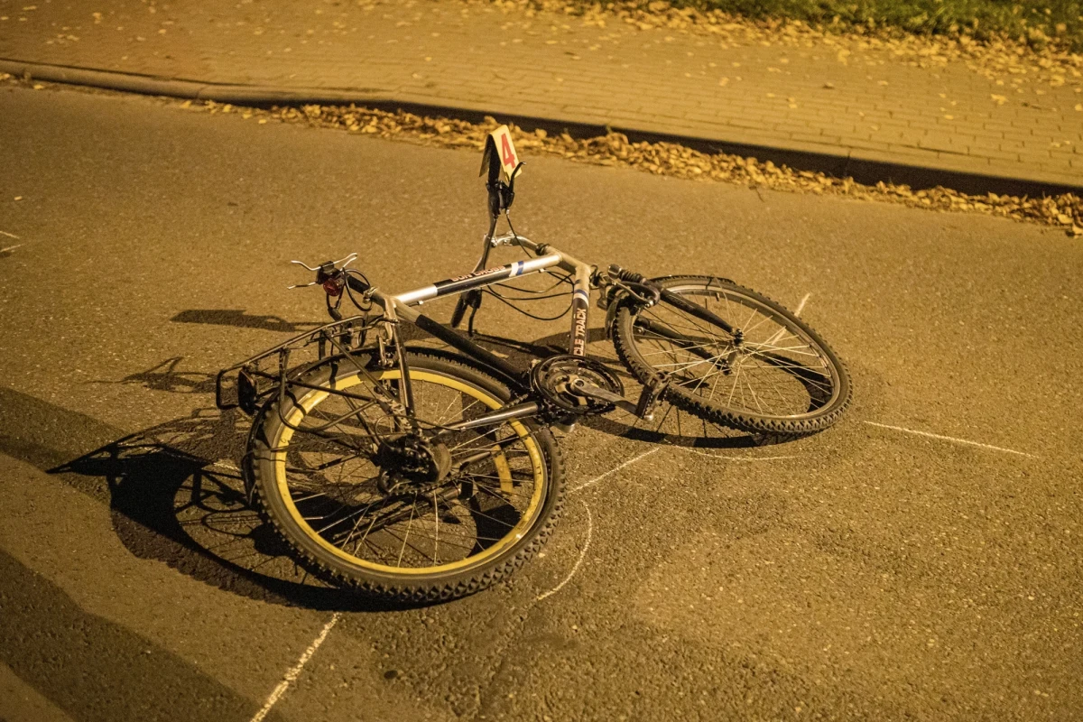 Łomżyńscy policjanci podzielili się historią, która pokazuje, jak nieodpowiedzialne może być zachowanie starszego brata. Funkcjonariusze wracający w nocy z interwencji w okolicach miejscowości Zaruzie (gm. Miastkowo, woj. podlaskie) zauważyli na drodze dwóch rowerzystów. Okazało się, że to bracia. 18 i 15-latek byli pijani. Starszy z nich dodatkowo ubliżał mundurowym.