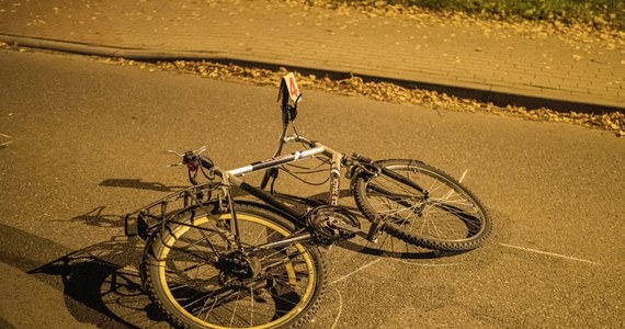 Łomżyńscy policjanci podzielili się historią, która pokazuje, jak nieodpowiedzialne może być zachowanie starszego brata. Funkcjonariusze wracający w nocy z interwencji w okolicach miejscowości Zaruzie (gm. Miastkowo, woj. podlaskie) zauważyli na drodze dwóch rowerzystów. Okazało się, że to bracia. 18 i 15-latek byli pijani. Starszy z nich dodatkowo ubliżał mundurowym.