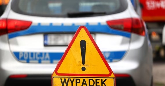 Trzy osoby ranne - to bilans wypadku policyjnego radiowozu z trzema samochodami osobowymi na skrzyżowaniu ulic Grzecznarowskiego i Białej w Radomiu. Do szpitala trafiło dwóch policjantów i jedna z pasażerek. 