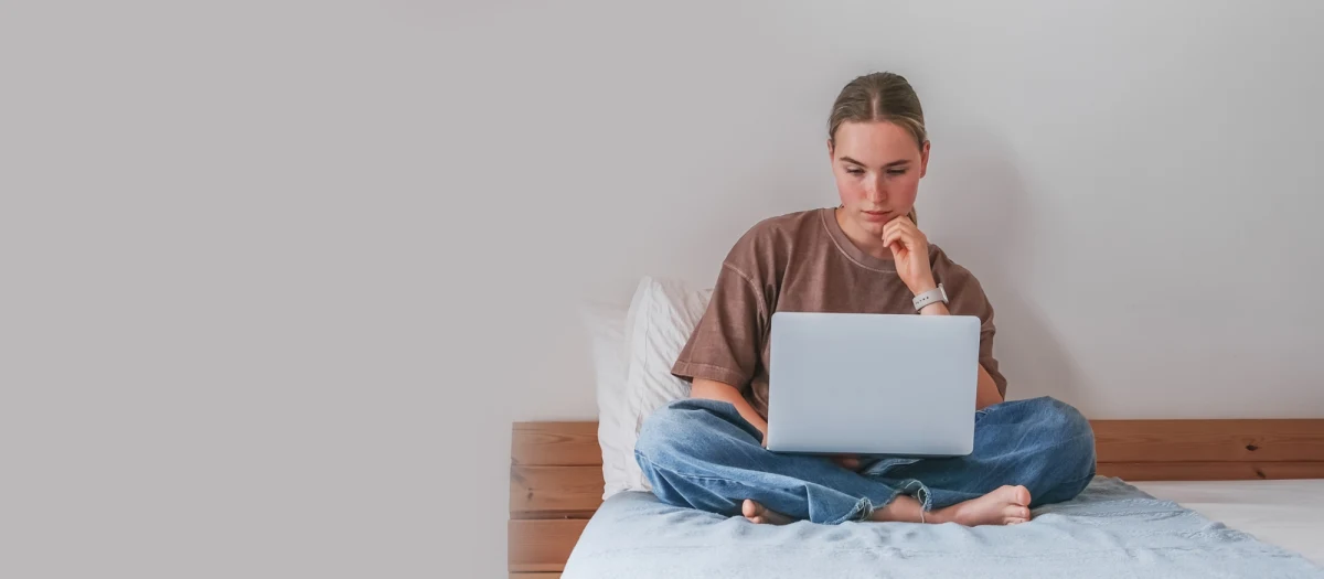 Miała być atrakcyjna praca  i dobre zarobki. 18-latka z gminy Szydłów przez cyberoszustów straciła kilkanaście tysięcy złotych. Mechanizm działania przestępców policjanci opisali w kilku zdaniach: "Co ,,mówią” instrukcje i konsultanci? Pobierz aplikację, przelej pieniądze, zapłać podatek. Co mówią policjanci? TO OSZUSTWO!"