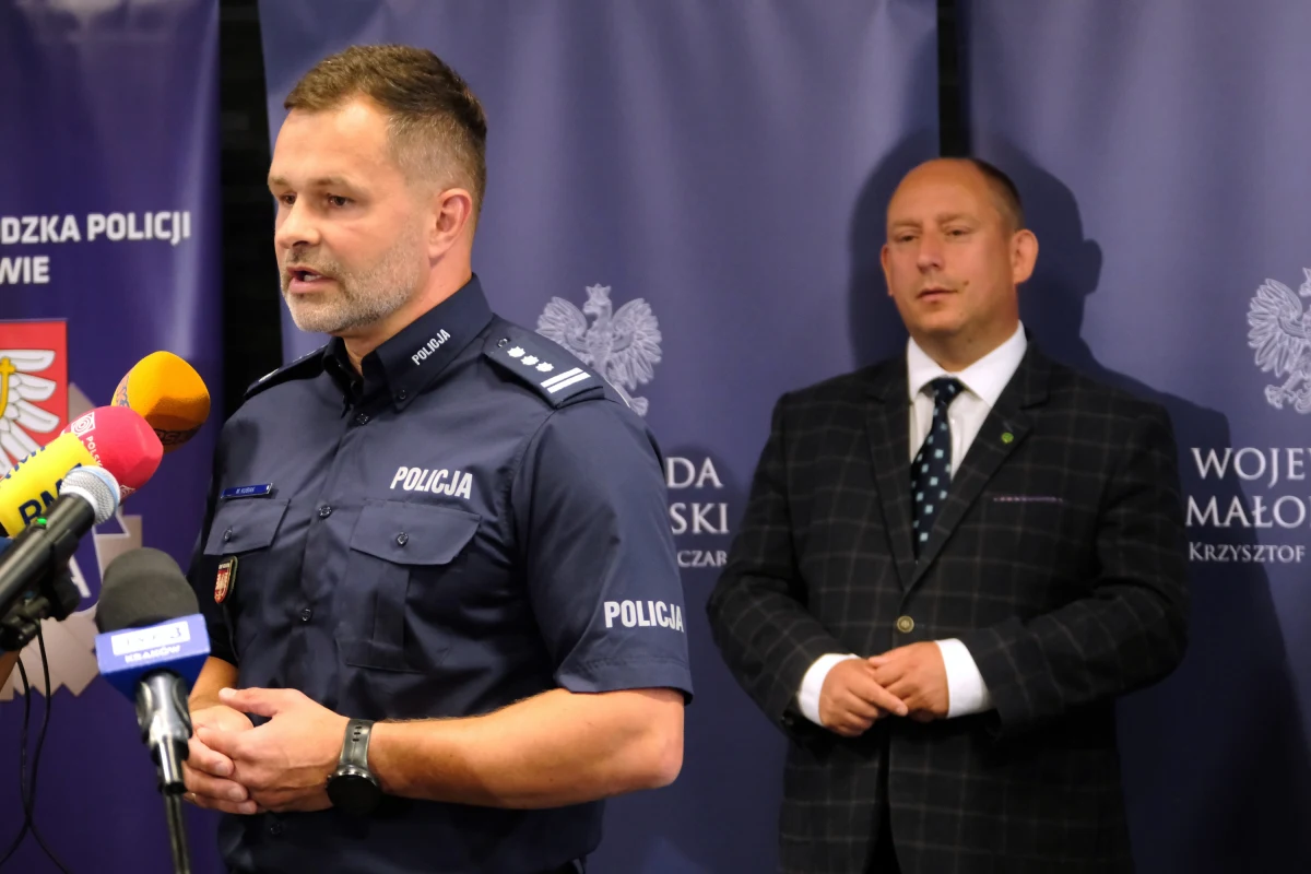 Sześć utonięć, 15 ofiar wypadków na drogach i 800 pijanych kierowców - to bilans pierwszego miesiąca wakacji w Małopolsce. Na drogach największym problemem wciąż jest alkohol i prędkość. Od początku wakacji policjanci zatrzymali już ponad pół tysiąca praw jazdy, a rekordzista pędził 130km/h w terenie zabudowanym.

