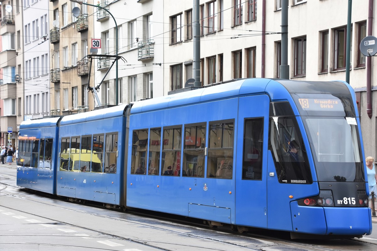 W najbliższy poniedziałek (12 sierpnia) rozpocznie się remont torowiska na ul. Kalwaryjskiej w Krakowie. Prace potrwają do końca wakacji. Dla pasażerów komunikacji miejskiej oznacza to duże zmiany. Uruchomiona zostanie nowa zastępcza linia autobusowa "710", która pozwoli na dotarcie z Łagiewnik w rejon "Korony". W dni powszednie autobusy mają kursować  co 7,5 minuty w godzinach szczytu i co 10 minut poza nimi.