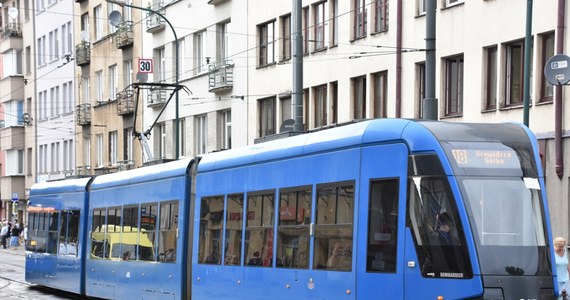 W najbliższy poniedziałek (12 sierpnia) rozpocznie się remont torowiska na ul. Kalwaryjskiej w Krakowie. Prace potrwają do końca wakacji. Dla pasażerów komunikacji miejskiej oznacza to duże zmiany. Uruchomiona zostanie nowa zastępcza linia autobusowa "710", która pozwoli na dotarcie z Łagiewnik w rejon "Korony". W dni powszednie autobusy mają kursować  co 7,5 minuty w godzinach szczytu i co 10 minut poza nimi.