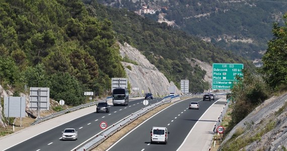 Mecze piłkarskie czy pikniki - taki niecodzienny widok można zobaczyć na chorwackich autostradach prowadzących w stronę adriatyckiego wybrzeża. Ten nowy, niebezpieczny trend zyskuje coraz więcej miłośników. 