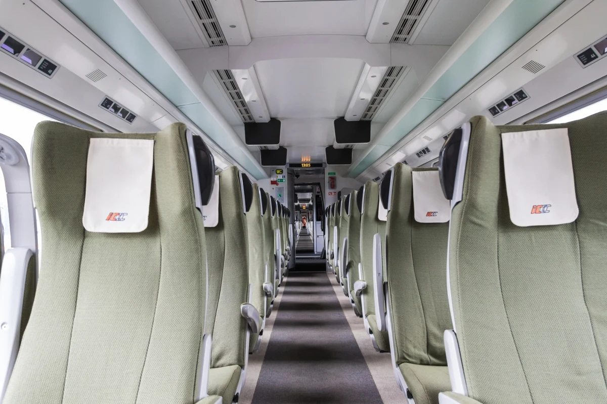 PKP Intercity szykuje się na długi sierpniowy weekend. Od 14 do 18 sierpnia na polskich torach pojawi się 31 dodatkowych połączeń. Przewoźnik planuje również wydłużenie relacji 12 pociągów i wzmocnienie składów dodatkowymi wagonami. Wybrane pociągi Pendolino i Flirt będą kursowały w podwójnym zestawieniu.