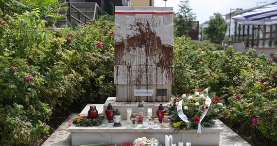 Znieważenie pomnika - takie zarzuty usłyszała 76-letnia kobieta zatrzymana przez policjantów w Warszawie. Seniorka została objęta dozorem policyjnym. 