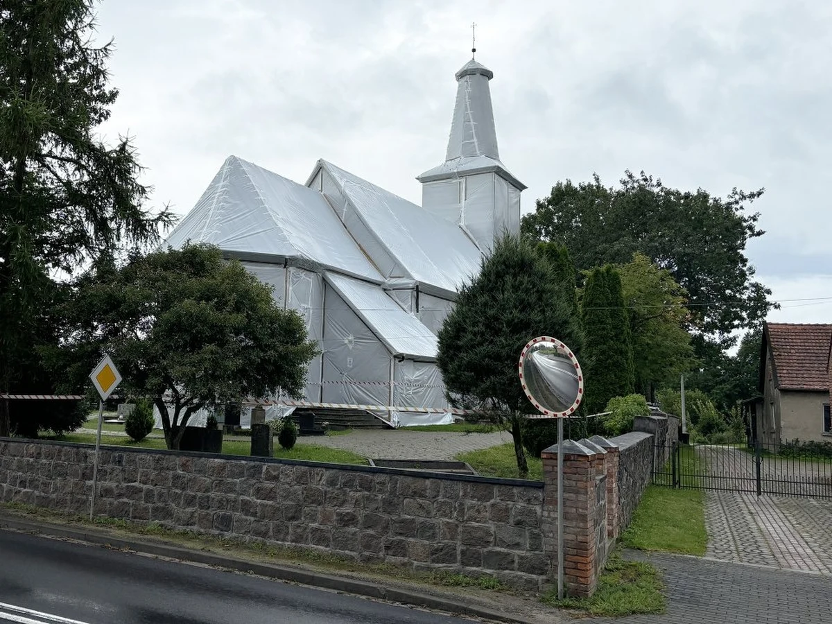 "Gazujemy kościół, czyli walczymy ze szkodnikami, które od wielu lat nam go zjadają" – tłumaczy proboszcz parafii, ksiądz Marcin Gajowniczek. Kościół w Gwieździnie, to niedaleko Człuchowa na Kaszubach, został owinięty szczelnie białą folią na czas tak zwanej fumigacji. 