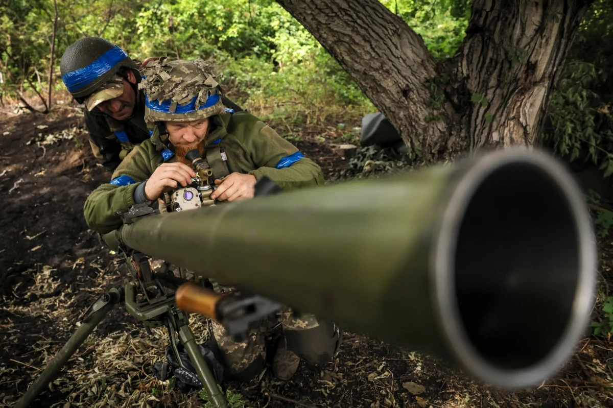 W obwodzie kurskim w Rosji ogłoszono stan wyjątkowy. Ukraińskie siły zbrojne zaatakowały z kilku kierunków, przedzierając się przez granicę, zajmując kilka miejscowości i okopując się na swoich pozycjach. Mówi się o ciężkim sprzęcie, czołgach i setkach żołnierzy pod ukraińską flagą walczących na terytorium Rosji. Mówi się o tysiącach kolejnych stojących w odwodzie na granicy. Kijów nie skomentował oficjalnie tych sensacyjnych doniesień, ale sprawa wydaje się poważna, bo Władimir Putin zwołał nagłe zebranie z szefami głównych resortów siłowych.