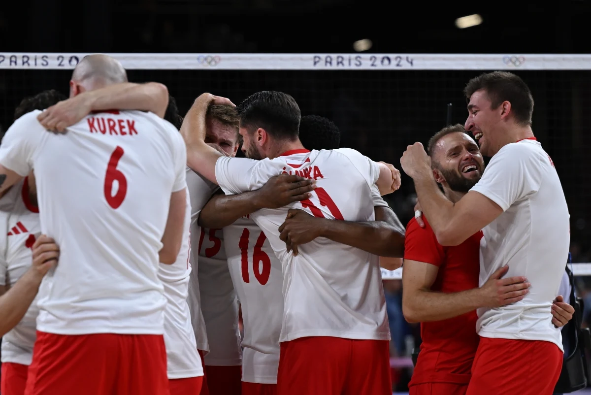 Mamy to! Zwroty akcji, wielki kryzys Polaków i genialny zryw, który dał zwycięstwo. Polscy siatkarze w dramatycznym półfinale igrzysk w Paryżu pokonali USA 3:2 (25:23, 25:27, 14:25, 25:23, 15:13). W sobotę zagramy z Francją o złoty medal olimpijski! Ponownie po 48 latach.