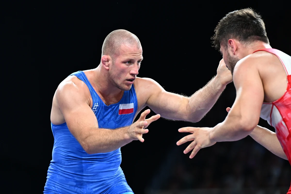 Arkadiusz Kułynycz wystąpi w czwartkowych repesażach turnieju igrzysk olimpijskich w Paryżu w stylu klasycznym w kategorii 87 kg. Polak zmierzy się z Kolumbijczykiem Carlosem Andresem Munozem. Nasz zapaśnik wciąż ma szansę na brązowy medal.