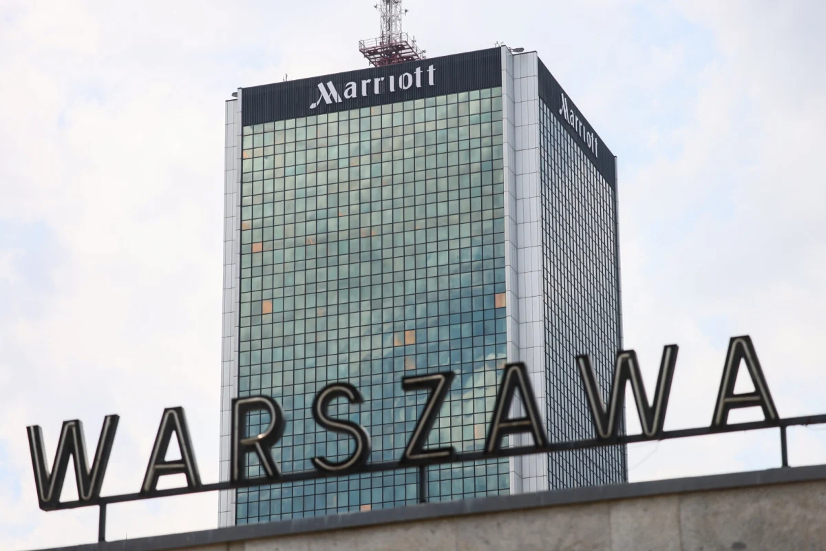Spółka Marrott International wycofuje się ze słynnego wieżowca w centrum Warszawy. Jej hotel działał tam od 1989 r. "Spodziewamy się, że LIM Center zdejmie szyld z nazwą naszej marki w 'odpowiednim czasie'" - poinformowała rzeczniczka prasowa Marriott International Katarzyna Gospodarek. Dodała, że decyzję o wycofaniu się marki z wieżowca w centrum Warszawy podjęto po wnikliwej analizie.