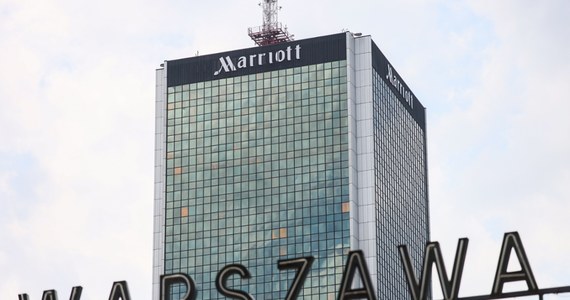 Spółka Marrott International wycofuje się ze słynnego wieżowca w centrum Warszawy. Jej hotel działał tam od 1989 r. "Spodziewamy się, że LIM Center zdejmie szyld z nazwą naszej marki w 'odpowiednim czasie'" - poinformowała rzeczniczka prasowa Marriott International Katarzyna Gospodarek. Dodała, że decyzję o wycofaniu się marki z wieżowca w centrum Warszawy podjęto po wnikliwej analizie.