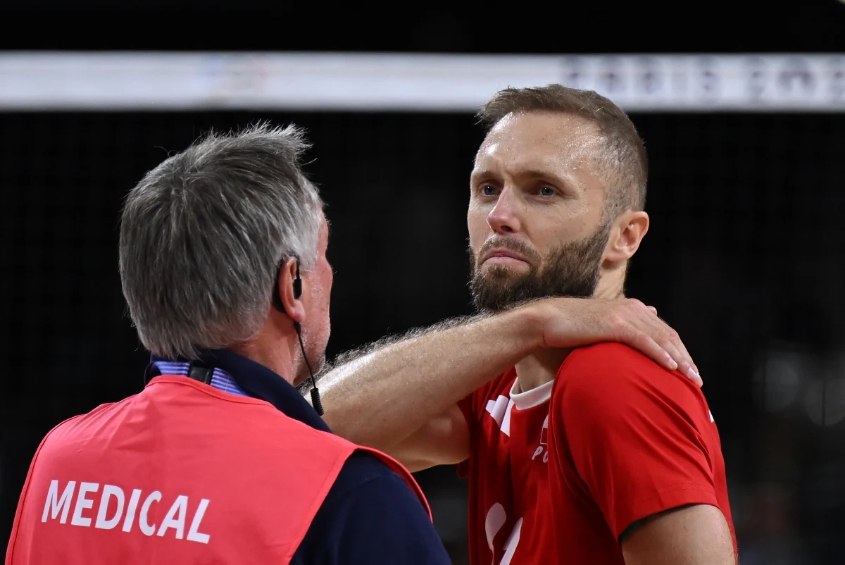 "Było źle. Nie miałem jeszcze takiego urazu, do tej pory nie czuję dwóch palców" - mówił libero polskich siatkarzy Paweł Zatorski po dramatycznym półfinale z USA. Polak długo nie podnosił się z boiska, ale dokończył mecz. Biało-Czerwoni wygrali 3:2 i zagrają o złoto olimpijskie w Paryżu.