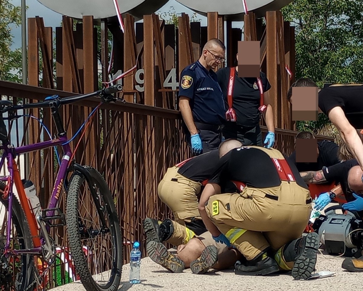 74-latek z dwiema wnuczkami przyjechał oddać hołd powstańcom na Kopiec Powstania Warszawskiego na Czerniakowie. Na szczycie stracił przytomność i przestał oddychać. Resuscytację, która trwała 30 minut przeprowadzili strażnicy miejscy. "Usłyszeliśmy, jak dziewczynki przerażająco krzyczą: 'Dziadku, dziadku, ratunku!'" - zrelacjonowali mundurowi, którym szczęśliwie udało się im przywrócić krążenie u mężczyzny. 74-latek trafił do szpitala. 