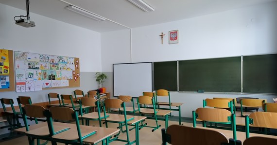 ​W szkołach brakuje nauczycieli matematyki, języków obcych, pedagogów i psychologów, a doświadczeni pracownicy rezygnują - informuje czwartkowa "Rzeczpospolita".  W bankach ofert pracy na nauczycieli czeka ponad 20 tys. wakatów.