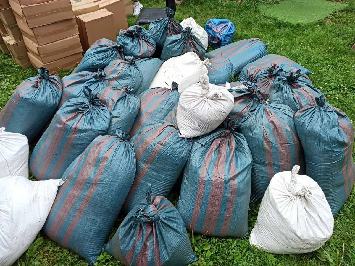 60 tysięcy paczek papierosów bez akcyzy i ponad pół tony krajanki tytoniowej ukrywał w kotłowni domu 44-letni łodzianin. Mężczyzna został zatrzymany przez policjantów z  Wydziału do Walki z Przestępczością Gospodarczą.

