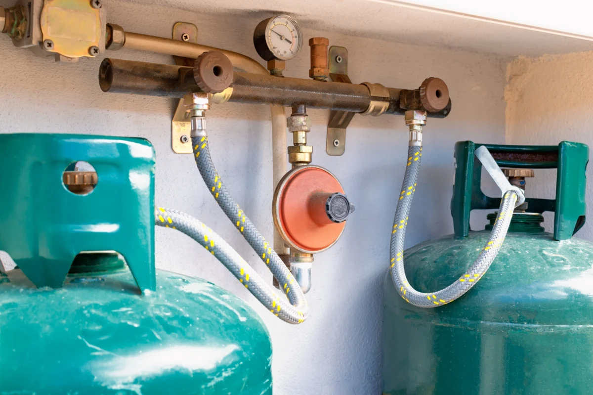 33-latkowi z Chrzanowa grozi do 10 lat więzienia za kradzież z włamaniem. Mężczyzna przywłaszczył sobie 29 sztuk pełnych butli gazowych o wartości ponad 8,5 tys. zł. Przechowywał je w garażu powodując hipotetyczne zagrożenie. Dodatkowo - wybierając się "na łupy" - jeździł autem z cudzą tablicą rejestracyjną.