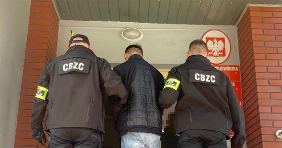 Wyłudzali pożyczki, kredyty i leasingi. Funkcjonariusze Centralnego Biura Zwalczania Cyberprzestępczości zatrzymali kolejnych 5 osób, podejrzanych o udział w zorganizowanej grupy przestępczej. W wyniku jej działalności poszkodowane instytucje straciły ponad 6 milionów złotych. 

