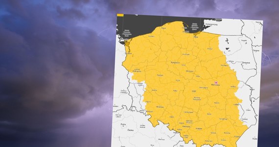 Instytut Meteorologii i Gospodarki Wodnej wydał ostrzeżenia I stopnia przed burzami dla większości regionów w Polsce i ostrzeżenia II stopnia na południu kraju. Występowanie nawałnic wiąże się z przechodzącym przez Polskę z zachodu na wschód frontem atmosferycznym.