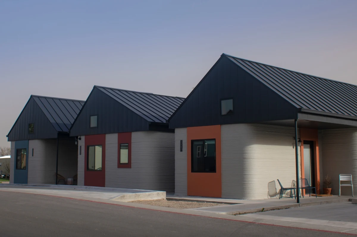 ​Drukowanie domów w technologii 3D jest szybsze, tańsze i wymaga mniejszej ilości materiałów budowlanych - zapewnia firma ICON, która wzniosła 100 domów w mieście Georgetown w Teksasie. Wykorzystana w tym celu drukarka Vulcan ma ponad 13,7 m szerokości i waży 4,75 tony - podała  agencja Reutera.