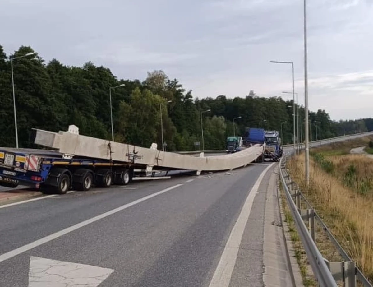 Betonowy blok wypadł na drogę krajową nr 50 na odcinku Grójec - Mszczonów w pobliżu Bronisławowa. Do zdarzenia doszło tuż po północy ze środy na czwartek. Droga jest już przejezdna. Trasa była zablokowana przez wiele godzin.