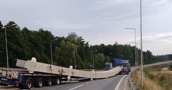 Betonowy blok wypadł na drogę krajową nr 50 na odcinku Grójec - Mszczonów w pobliżu Bronisławowa. Do zdarzenia doszło tuż po północy ze środy na czwartek. Droga jest już przejezdna. Trasa była zablokowana przez wiele godzin.