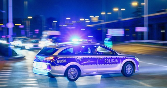 Policjanci z Czarnkowa w Wielkopolsce zatrzymali po pościgu kierowcę mercedesa, który uciekając popełnił wiele wykroczeń drogowych. Za kierownicą siedział 16-latek. Samochód kupił tego samego dnia, wykorzystując dane nieżyjącego pradziadka.   