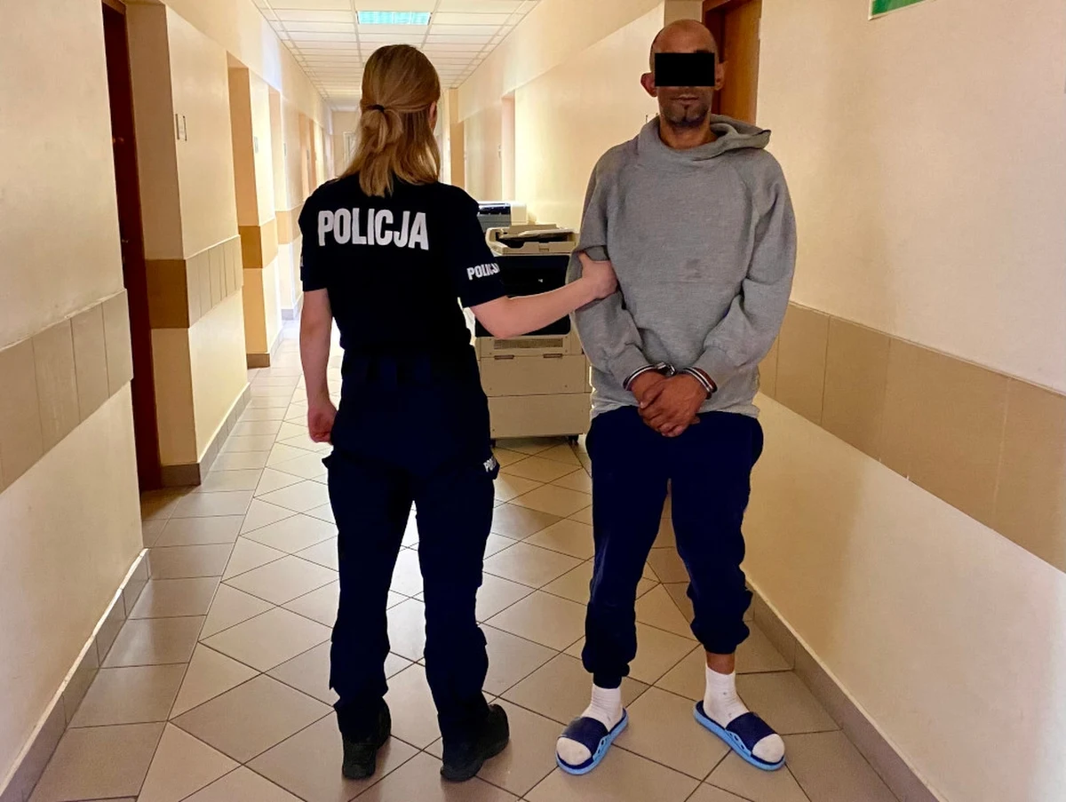 Para ze Słowacji ukradła rowery w warszawskiej dzielnicy Włochy. 42-latkowie z jednośladami chcieli odjechać tramwajem. Na widok policyjnego patrolu, który szybko zjawił się na miejscu, mężczyzna rzucił się do ucieczki, pozostawiając swoją partnerkę i "fanty" na przystanku. Pościg za 42-latkiem zarejestrowały policyjne kamery.