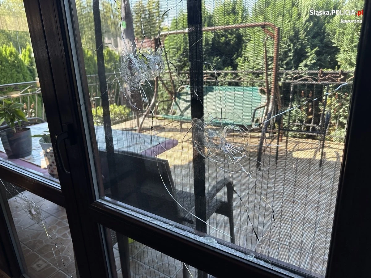 Dożywotnie więzienie grozi 51-latkowi z Jaworzna w Śląskiem, który ostrzelał dom sąsiadów - poinformowała policja w czwartek. Mężczyzna usłyszał już zarzuty usiłowania zabójstwa, kierowania gróźb karalnych oraz nielegalnego posiadania broni palnej. Został tymczasowo aresztowany na trzy miesiące.