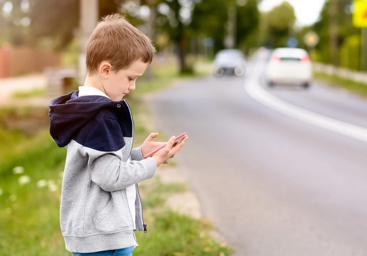 Przechodzisz przez jezdnię? Unieś wzrok znad ekranu telefonu - takie przesłanie ma akcja "Smart stop", która wystartowała we Wrocławiu. Ma dotrzeć przede wszystkim do młodzieży i do dzieci, które często korzystają z telefonów w drodze do szkoły. Właśnie dlatego w okolicach pięciu wrocławskich placówek staną specjalne znaki z przekreślonym smartfonem. 