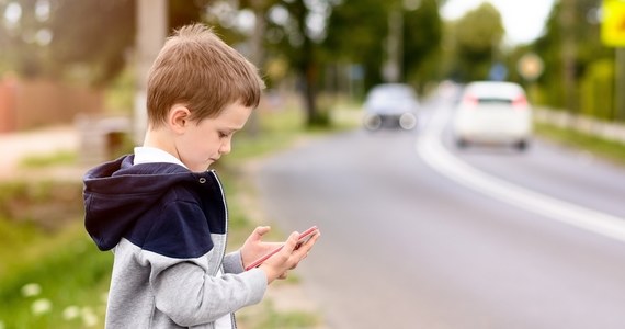 Przechodzisz przez jezdnię? Unieś wzrok znad ekranu telefonu - takie przesłanie ma akcja "Smart stop", która wystartowała we Wrocławiu. Ma dotrzeć przede wszystkim do młodzieży i do dzieci, które często korzystają z telefonów w drodze do szkoły. Właśnie dlatego w okolicach pięciu wrocławskich placówek staną specjalne znaki z przekreślonym smartfonem. 