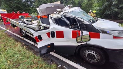 Drzewo spadło na przejeżdżające auto. Tragedia na Dolnym Śląsku