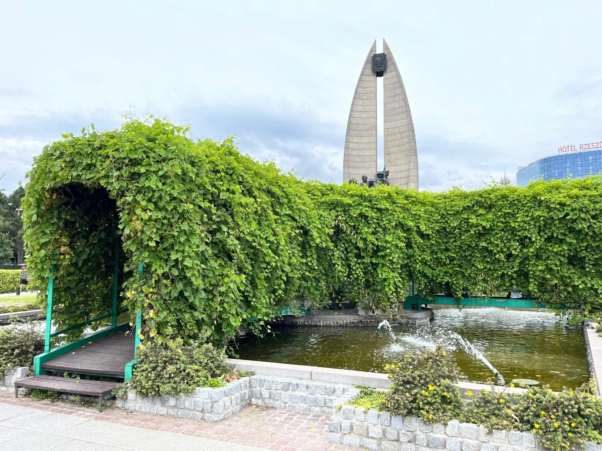 Władze Rzeszowa chcą odzyskać nieruchomość ze słynnym Pomnikiem Czynu Rewolucyjnego, którą 18 lat temu przekazały zakonowi Bernardynów. Prezydent złożył już pozew do sądu - informuje reporter RMF FM.