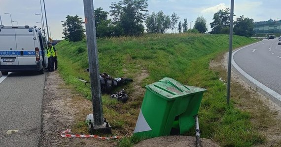 55-letni motocyklista zginął w wypadku na zjeździe z obwodnicy Trójmiasta. Ze wstępnych ustaleń policji wynika, że wykonując manewr wyprzedzania i zmiany pasa, zahaczył o jadący lewym pasem samochód i wtedy stracił panowanie nad swoim pojazdem.