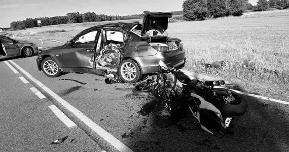 St. post. Krystian Kądzielski zginął tragicznie w wypadku drogowym pod Kaliszem podczas urlopu. Mundurowy jechał motocyklem. Nagle wjechało w niego bmw. "Krystian miał 25 lat, od prawie 3 lat służył w policji" - poinformowali w czwartek wielkopolscy funkcjonariusze, żegnając kolegę.