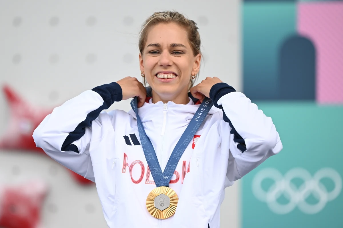 Szef MON Władysław Kosiniak-Kamysz zapowiedział dodatkową gratyfikację dla wszystkich polskich wojskowych sportowców, którzy zdobędą medal na igrzyskach w Paryżu. W ramach nagrody, mają być awansowani na stopniu oraz "specjalnie wyróżnieni". "Zaczniemy od st. szer. spec. Aleksandry Mirosław, oczywiście po odbyciu odpowiedniego kursu" – zapowiedział wicepremier.