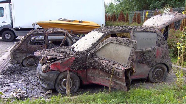 Wraki dwóch samochodów wyciągnięte z rzeki w Elblągu. Mogły leżeć w niej nawet kilkanaście lat, we wnętrzu były puste. Jeden z nich miał za to tablice rejestracyjne. O tajemniczym odkryciu dla ''Wydarzeń'' Robin Jesse.