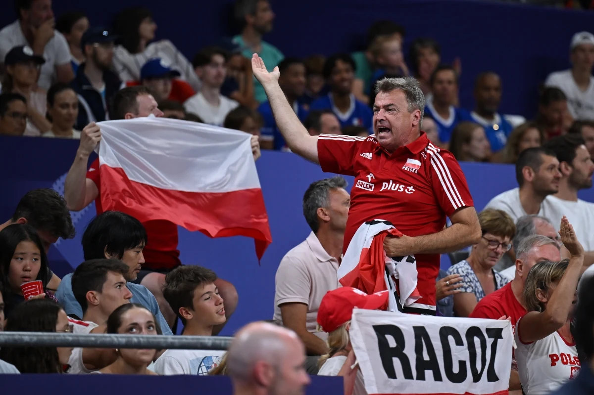 Sobotni finał turnieju siatkarskiego na igrzyskach olimpijskich w Paryżu to dobra okazja do rozmowy nie tylko o zawodnikach i drużynach, ale także kibicach i atmosferze. Na wszystkim tym dobrze zna się komentator Polsatu Sport, a także wodzirej na meczach polskich siatkarzy, Marek Magiera, z którym porozmawiał Cezary Dziwiszek z redakcji sportowej RMF FM.