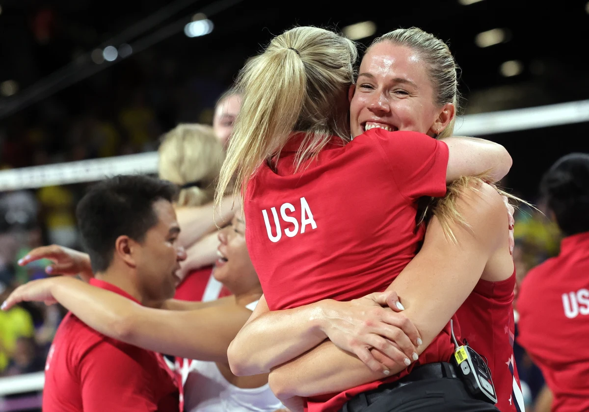 Siatkarki z USA pokonały w czwartek Brazylijki 3:2 (23:25, 25:18, 15:25, 25:23, 15:11) w półfinale turnieju olimpijskiego, dzięki czemu zagrają w niedzielę o złoty medal. Ich przeciwniczkami będą Włoszki, które pokonały Turczynki 3:0 (25:22, 25:19, 25:22).