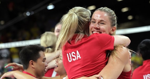 Siatkarki z USA pokonały w czwartek Brazylijki 3:2 (23:25, 25:18, 15:25, 25:23, 15:11) w półfinale turnieju olimpijskiego, dzięki czemu zagrają w niedzielę o złoty medal. Ich przeciwniczkami będą Włoszki, które pokonały Turczynki 3:0 (25:22, 25:19, 25:22).