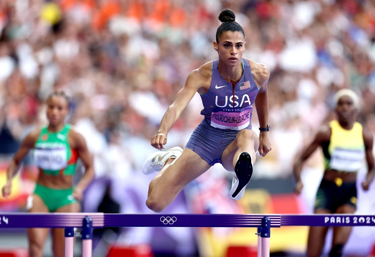 Amerykanka Sydney McLaughlin Levrone czasem 50,37 s pobiła rekord świata w biegu na 400 m przez płotki i zdobyła złoty medal igrzysk olimpijskich w Paryżu.