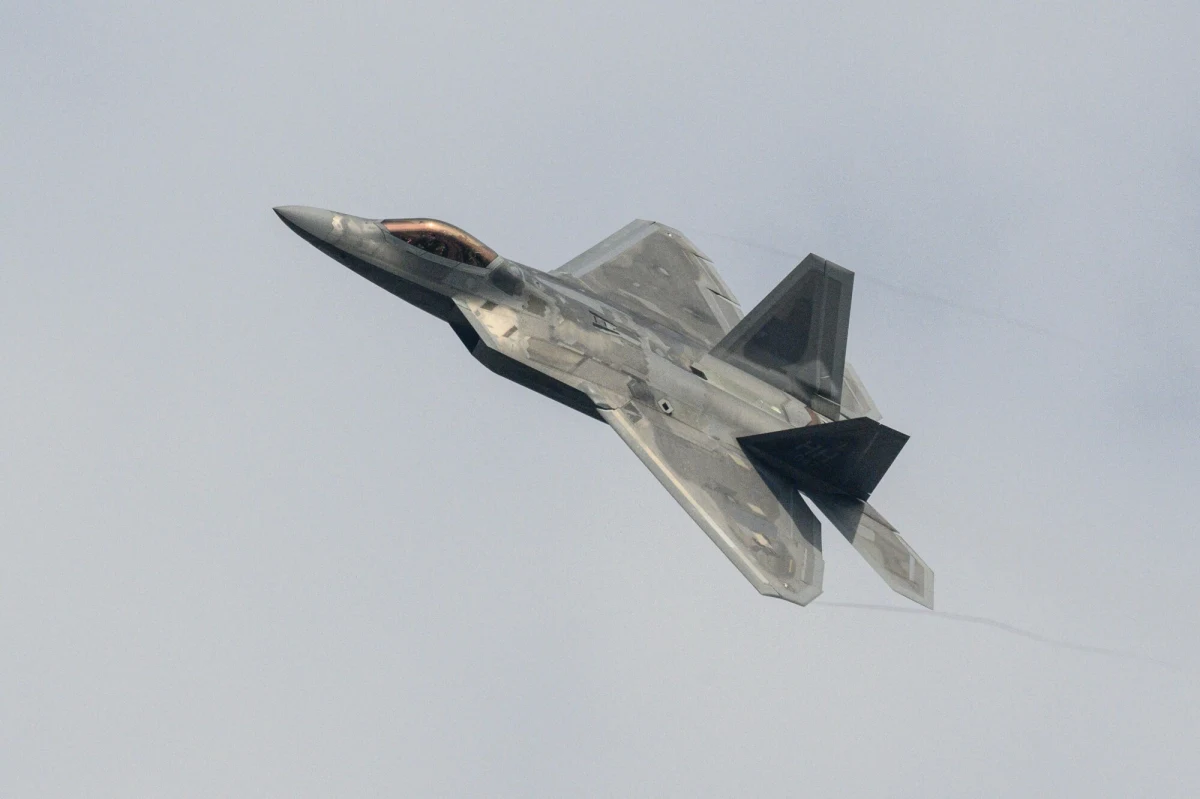 Na Bliski Wschód przyleciały w czwartek myśliwce sił powietrznych USA F-22 - poinformowało amerykańskie Dowództwo Centralne (CENTCOM). Według mediów w czwartek do Izraela przyleciał też dowódca CENTCOM gen. Michael Kurilla. Wieczorem w podziemnym centrum dowodzenia zebrał się gabinet bezpieczeństwa Izraela.