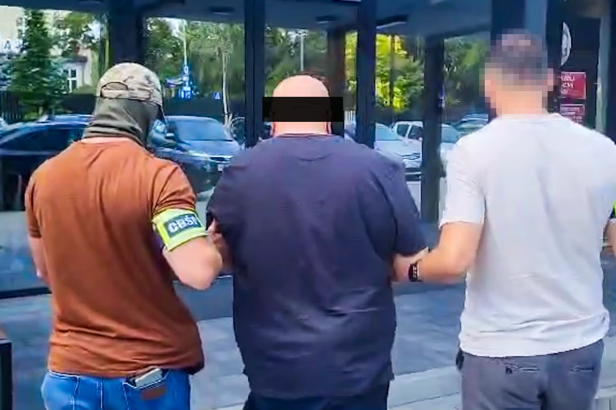 34 osoby należące do zorganizowanych grup przestępczych zajmujących się "przestępstwami przeciwko środowisku" zatrzymali funkcjonariusze Centralnego Biura Śledczego Policji - poinformowano w piątek. Zabezpieczono m.in. beczki z niebezpiecznymi substancjami, a podejrzanym postawiono zarzuty prania brudnych pieniędzy, naruszenia przepisów czy poświadczenia nieprawdy w dokumentach.