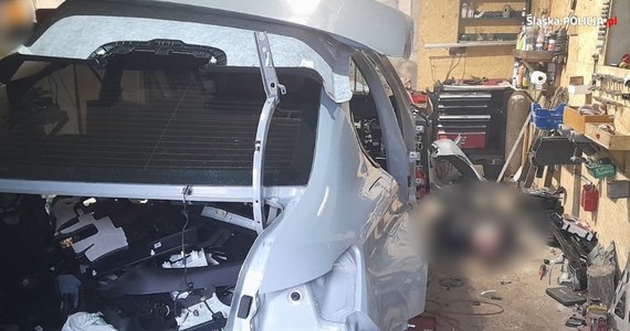 Policji na gorącym uczynku zatrzymali czterech młodych mężczyzn, którzy demontowali skradziony w Rzeszowie samochód bmw o wartości pół miliona złotych. Wobec zatrzymanych sąd zastosował tymczasowy areszt. Sprawa ma charakter rozwojowy