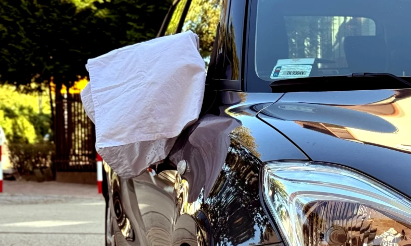 Co oznacza biały ręcznik na lusterku? To bardzo istotny sygnał