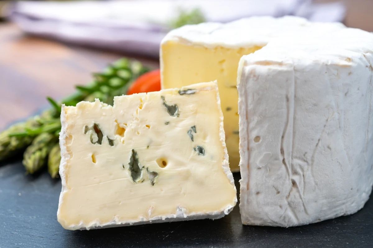 Naukowcy rozwiązali tajemnicę sławnych francuskich serków – pleśniejących, ale jednocześnie zdrowych. Znaleźli zaskakującą odpowiedź na pytanie, dlaczego takie przysmaki, jak camembert czy roquefort zawierają tylko pleśń nieszkodliwą dla człowieka – i przez długi czas nie gniją.