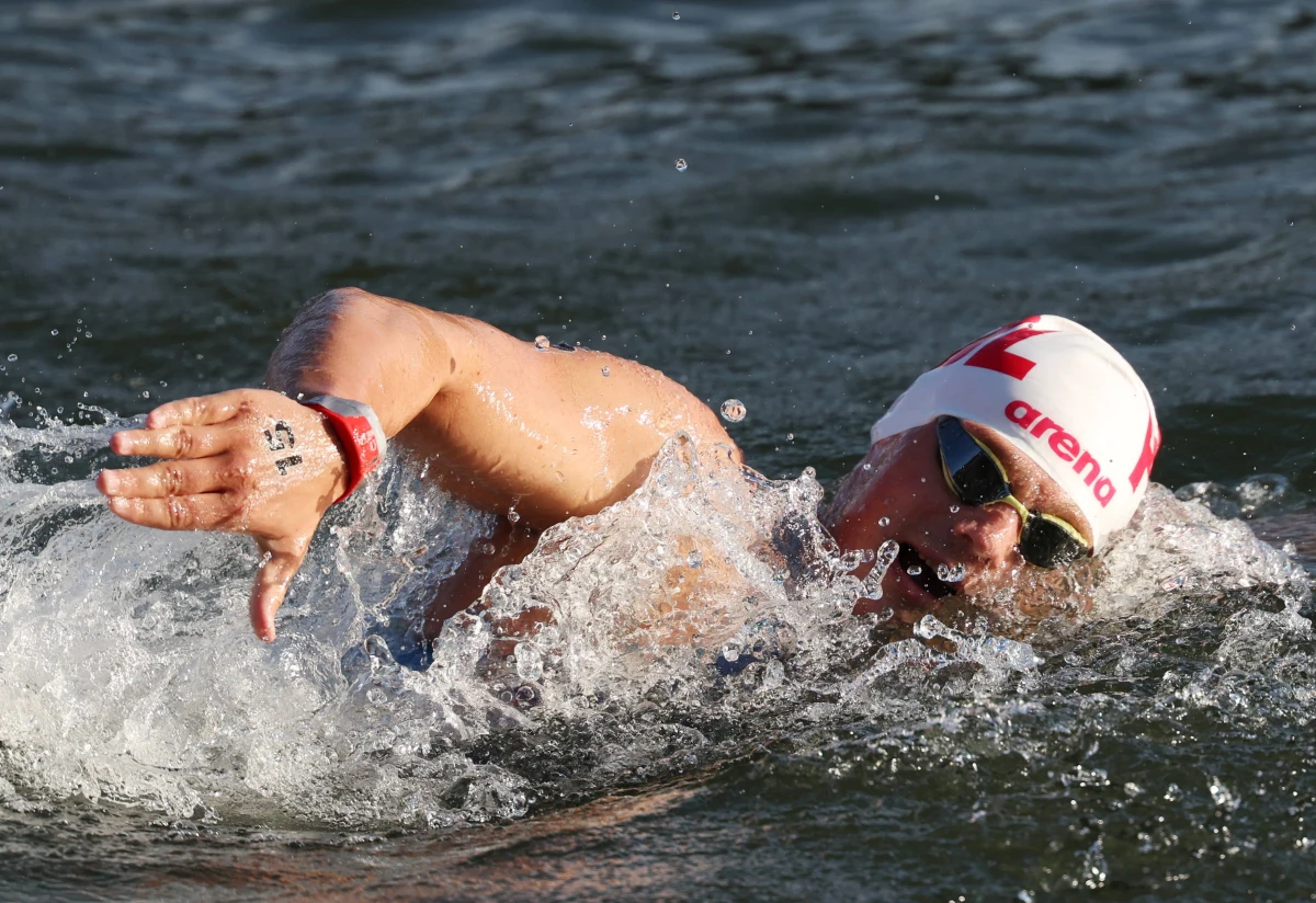 ​Węgier Kristof Rasovszky był najszybszy na 10 km na otwartym akwenie i zdobył złoty medal igrzysk olimpijskich w Paryżu. Drugi był Niemiec Oliver Klemet, a trzeci Węgier David Betlehem. Jedyny Polak w stawce, 18-letni Piotr Woźniak zajął 22. miejsce.