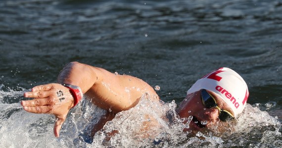 ​Węgier Kristof Rasovszky był najszybszy na 10 km na otwartym akwenie i zdobył złoty medal igrzysk olimpijskich w Paryżu. Drugi był Niemiec Oliver Klemet, a trzeci Węgier David Betlehem. Jedyny Polak w stawce, 18-letni Piotr Woźniak zajął 22. miejsce.